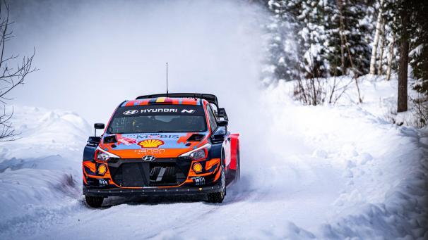 <p>Das Team Neuville-Wydaeghe auf Schnee und Eis in Estland unterwegs.</p>