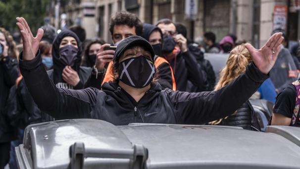 <p>Antifaschistische Demonstranten schreien Parolen während einer Gegendemo, die zeitgleich mit meinem Protest von Gewerkschaften der nationalen Sicherheitskräfte stattfand. Mitten in der Corona-Pandemie wählen die Katalanen am Sonntag ein neues Regionalparlament.</p>