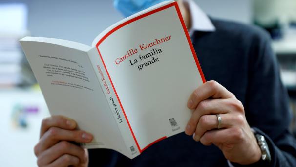<p>Ein Mann liest das Buch „La Familia Grande“ von Camille Kouchner. Der renommierte französische Politikwissenschaftler Olivier Duhamel, der des Inzests an einem seiner Stiefsöhne beschuldigt wird, kündigte an, alle seine Funktionen aufzugeben, darunter auch die des Präsidenten der Nationalen Stiftung für Politikwissenschaft (FNSP).</p>