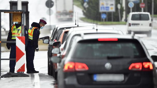 <p>Die Grenzschließungen (hier am Grenzübergang Österreich-Ungarn) kamen im vergangenen Jahr laut einer Studie zu spät.</p>