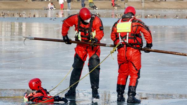<p>Die Kölner Feuerwehr warnt eindringlich davor, zugefrorene Gewässer zu betreten.</p>
