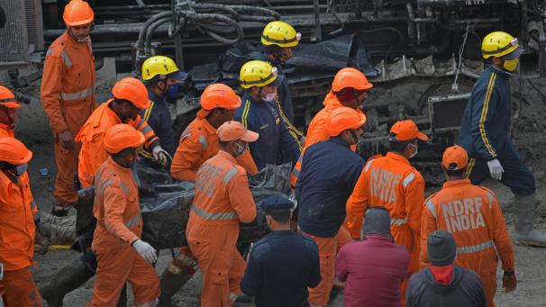 <p>Die Räumungsarbeiten in einem zugeschütteten Tunnel, in dem noch mehr Opfer ausgegraben werden könnten, gehen weiter.</p>
