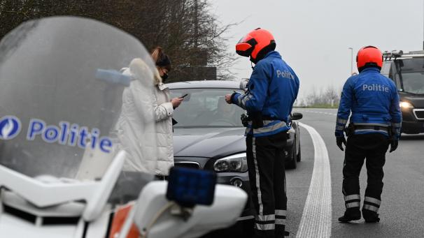 <p>Reiseverbot: Die Polizei kontrolliert an den Grenzübergängen.</p>