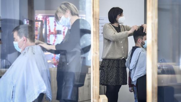 <p>Aline Pelzer (Zweite v. r.) ist erleichtert, dass ihr Salon wieder öffnen durfte.</p>