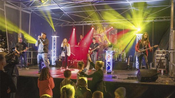 <p>Ursprünglich wurden „De Belsch Jecke“ 2012 als reine Karnevalsband gegründet. Mittlerweile treten sie aber das ganze Jahr über als Partyband auf.</p>