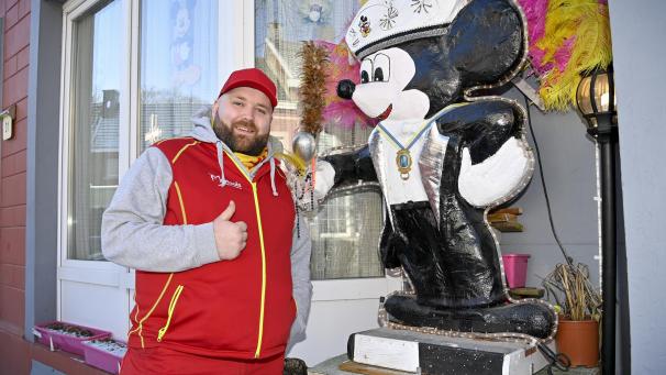 <p>Mike Thissen (alias Mike Nüchtern) ist in der Karnevalsszene an vielen Fronten aktiv: So ist der Stimmungssänger auch Präsident der KKG Micky-Mäuse, die in der kommenden Session den neuen Eupener Prinzen stellen wird.</p>