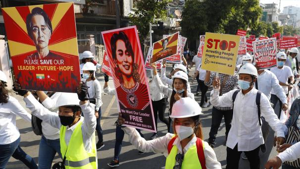 <p>Ingenieure halten Plakate mit einem Bild der abgesetzten Regierungschefin Aung San Suu Kyi, während sie gegen den Militärputsch protestieren.</p>
