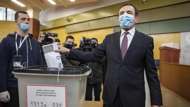 <p>Albin Kurti (rechts), Vorsitzender von Vetevendosje (Selbstbestimmung), bei der Abgabe seines Stimmzettels</p>