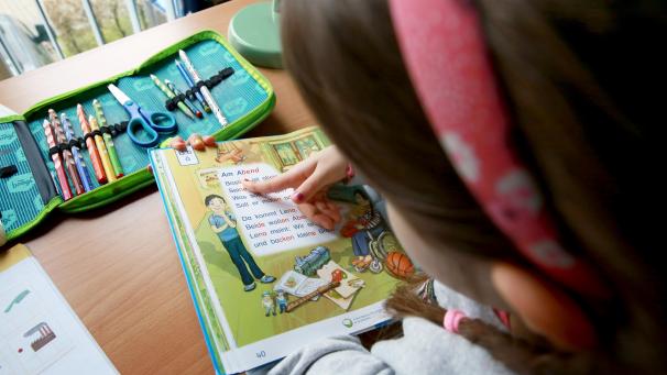 <p>Steht der Schreibtisch nah an einem Fenster, ist das für Kinderaugen wegen des einfallenden Tageslichts besser.</p>