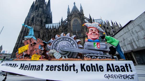 <p>Ein Karnevalswagen, der die Kirche des Dorfes Keyenberg, einen Braunkohlebagger und eine Karikatur des nordrhein-westfälischen Ministerpräsidenten und Parteivorsitzenden der CDU, Armin Laschet zeigt, steht auf dem Roncalliplatz vor dem Dom.</p>