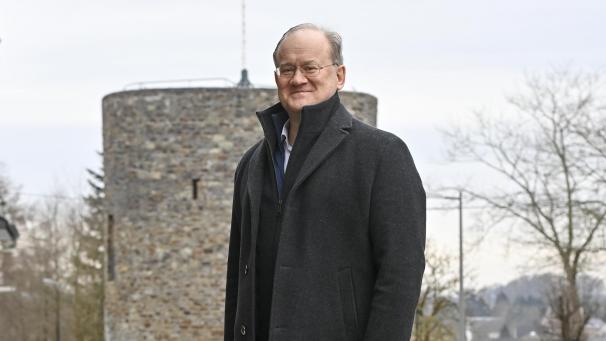 <p>Die Stadt St.Vith wird neben dem Büchelturm möglicherweise bald ein zweites Wahrzeichen erhalten. Darüber freut sich Bürgermeister Herbert Grommes sehr: „Die Ausgrabungen an der ehemaligen Burg haben großes Potenzial.“</p>