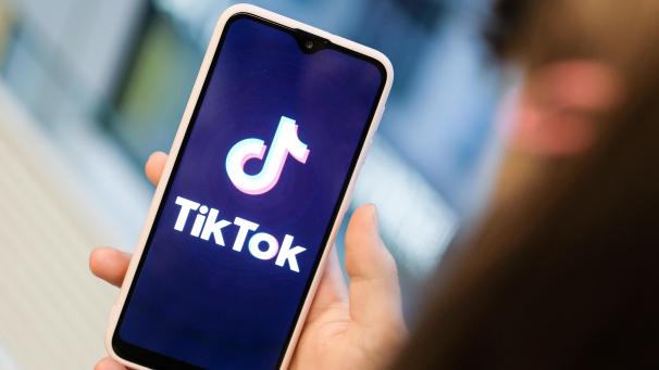 <p>Ein Mädchen hält ihr Smartphone in den Händen, auf dem sie ein Foto der Kurzvideo-App TikTok geöffnet hat. Damit können Nutzer kurze Handyvideos zu Musik oder zu anderen Videos erstellen.</p>