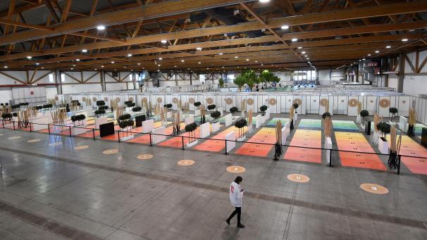 <p>Das größte Impfzentrum des Landes präsentiert sich farbenfroh.</p>