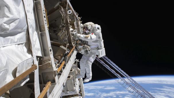 <p>Ein ESA-Astronaut bei Reparaturarbeiten</p>