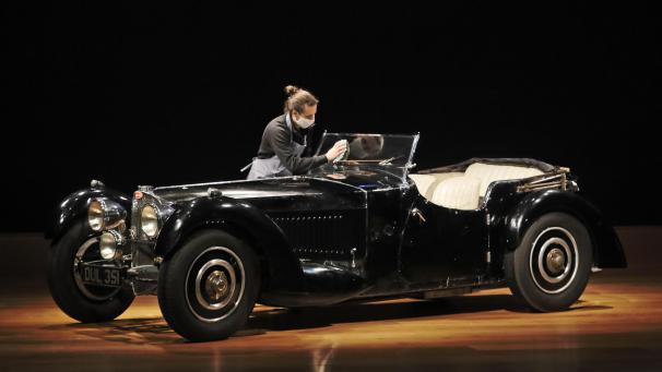 <p>Ein Bugatti Typ 57S von 1937, eines der wertvollsten und begehrtesten Vorkriegsautos der Welt, wird von Mitarbeitern des Auktionshauses Bonhams in London poliert.</p>