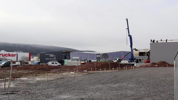 <p>Der Blick vom Gewerbegebiet 3 in Richtung Kall zeigt: Der Weg von Hilger Holz als wichtigster Zulieferer von X-Wood ist nicht weit. Ab 1. Juni wird das Unternehmen unter dem Namen X-Cam die Tätigkeit aufnehmen.</p>