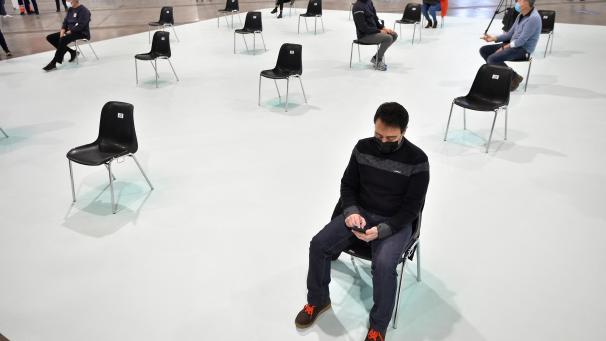 <p>Warten auf den Piks. In den Messehallen des Brüsseler Heysel-Geländes hat am Dienstag das größte Impfzentrum des Landes den Betrieb aufgenommen. 5.000 bis 10.000 Personen können dort täglich geimpft werden.</p>