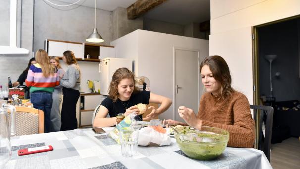 <p>Die Regelung der Kontaktblase ist für Student(inn)en in einem Kot alles andere als klar.</p>