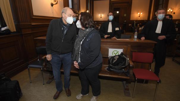 <p>Christian Van Eyken und seine Ehefrau Sylvia B. (vorne) bei der Urteilsverkündung.</p>