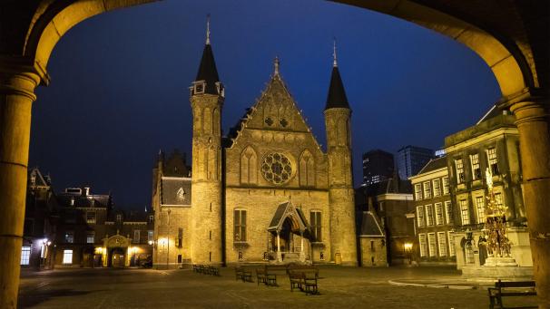 <p>Menschenleerer Platz in Den Haag. Die Ausgangssperre in den Niederlanden bleibt vorerst in Kraft.</p>