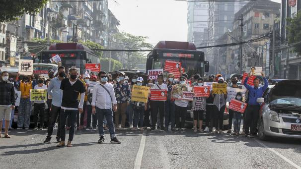 <p>Demonstranten blockieren eine Strasse, um gegen den Militärputsch zu protestieren. Nach dem Militärputsch in Myanmar und den daraus resultierenden landesweiten Protesten geben sich die Generäle weiterhin hart.</p>