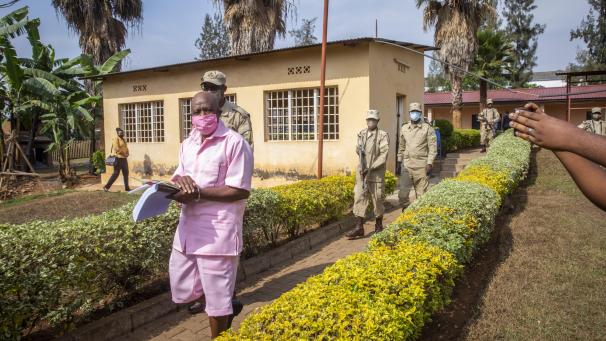 <p>Paul Rusesabagina, ehemaliger Hotelmanager aus Ruanda, trifft zu seiner Anhörung im Gericht ein.</p>