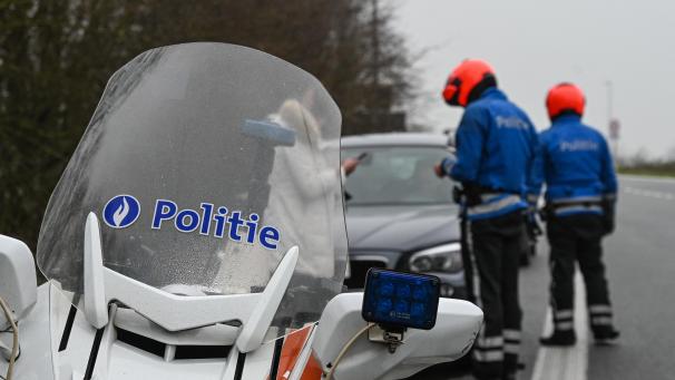 <p>Die Polizei kontrolliert derzeit verstärkt das Verbot von nicht essenziellen Reisen.</p>