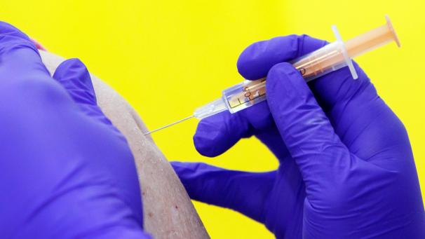 <p>Human Challenge Trials, bei denen gesunde Menschen einem Erreger ausgesetzt werden, kamen in der Vergangenheit zum Beispiel bei der Entwicklung von Grippe- oder Malaria-Impfstoffen zum Einsatz.</p>