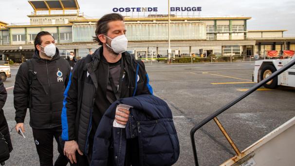 <p>Rik De Mil (hier vor dem Abflug nach Kiew am Mittwoch) vertritt Philippe Clement.</p>