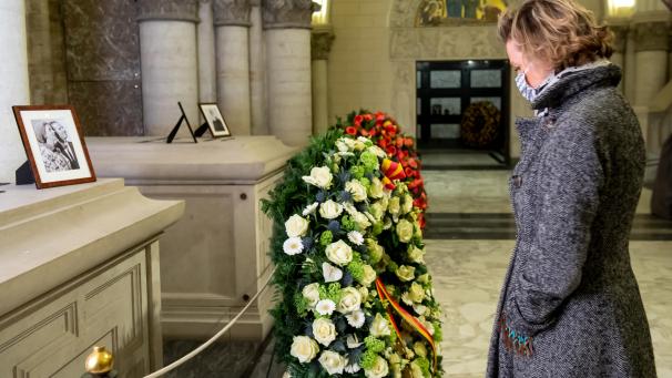 <p>Prinzessin Delphine am Grab von Baudouin und Fabiola in der königlichen Krypta.</p>