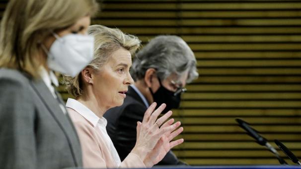 <p>Stella Kyriakides, EU-Kommissarin für Gesundheit (l.), Ursula von der Leyen, Präsidentin der Europäischen Kommission, und Thierry Breton, EU-Kommissar für Binnenmarkt und Dienstleistungen, nehmen an einer Pressekonferenz im EU-Hauptquartier teil.</p>