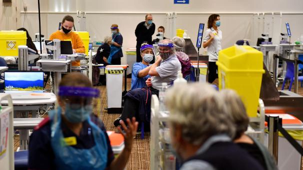 <p>Bald jeder dritte Erwachsene hat in Großbritannien bereits eine erste Impfung gegen Corona erhalten.</p>