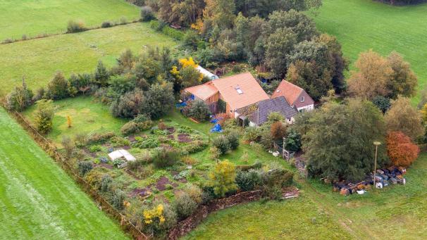 <p>Eine Drohnenaufnahme zeigt den abgelegenen Hof, in dessen Keller eine Familie jahrelang isoliert gehaust haben soll.</p>