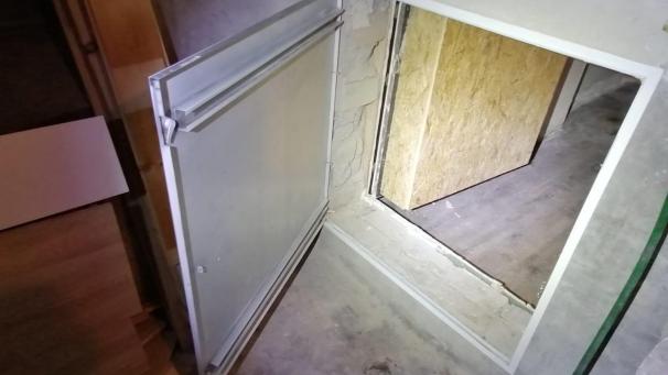 <p>Eine Geheimtür im Keller eines Lokals steht offen. Polizisten sind in Bochum zu einem illegalen Pokerzimmer gelangt.</p>