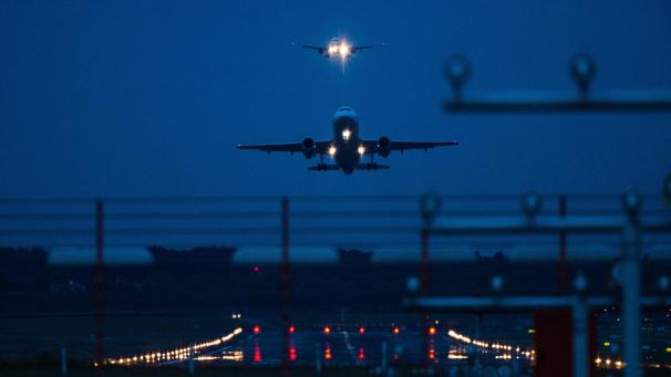 <p>Wie erwartet fuhr Airbus (auf dem Bild ist ein A319-132 beim Start auf dem Hamburger Flughafen zu sehen) im vergangenen Jahr einen Verlust in Milliardenhöhe ein.</p>