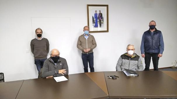 <p>In St.Vith hat die Arbeitsgruppe Burg ihre Arbeit aufgenommen. Auf dem Foto erkennt man stehend v.l.n.r. Schöffe Roland Gilson, Bürgermeister Herbert Grommes und Stadtratsmitglied Erik Solheid sowie sitzend Klaus-Dieter Klauser und Lorenz Paasch (beide Bürgerinitiative Burg).</p>