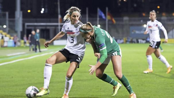 <p>Kathy Hendrich (am Ball) sieht die Red Flames auf dem aufsteigenden Ast: „Schön zu sehen, dass Belgien in den Frauenfußball investiert.“</p>