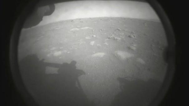 <p>Dieses von der NASA zur Verfügung gestellte Foto zeigt das erste vom Perseverance-Rover gesendete Bild der Marsoberfläche, kurz nach der Landung im Jezero-Krater.</p>