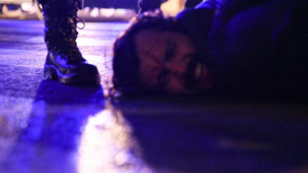 <p>Ein Demonstrant liegt auf dem Boden und wird von Sicherheitskräften festgehalten während einer Demonstration gegen die Festnahme des Rappers Hasel. Zahlreiche Spanier gingen zum dritten Tag in der Folge auf die Straßen und protestierten gegen das Urteil.</p>