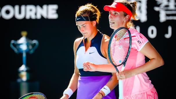 <p>Aryna Sabalenka (links) und Elise Mertens legen eine Doppel-Pause ein.</p>