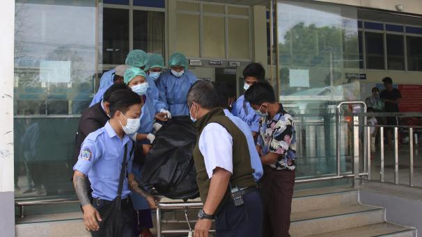 <p>Eine junge Frau, die während eines Protestes gegen die Machtübernahme des Militärs in Myanmar in der vergangenen Woche von der Polizei in den Kopf geschossen wurde, starb am Freitagmorgen, wie ihr Bruder mitteilte.</p>