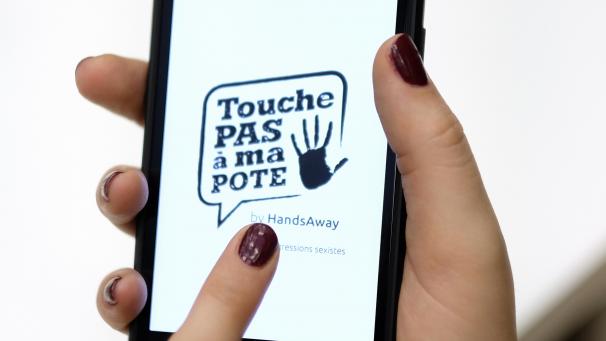 <p>Auf einem Smartphone wird die belgische App „Touche pas a ma pote“ geöffnet. Frauen konnten damit anonym per Knopfdruck Vorfälle von sexueller Belästigung melden. Das Projekt hat aber seine Finanzierung verloren, weshalb es die App nicht mehr gibt.</p>