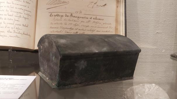 <p>Wissenschaftliche Untersuchungen dieser Kiste ergaben, dass darin ein Herz aufbewahrt wird.</p>