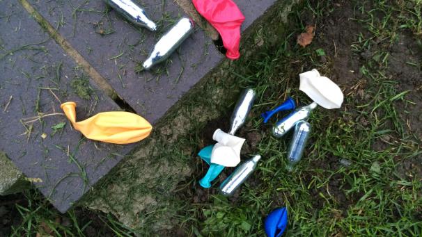 <p>Lachgas, das durch einen Ballon inhaliert wird, kann auch eine euphorisierende Wirkung haben.</p>