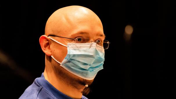 <p>Der Angeklagte Yves R. sitzt im Vorfeld der Urteilsverkündung gegen ihn in der zum Gerichtssaal umfunktionierten Reithalle. Nach seiner tagelangen Flucht im Juli mit vier Polizeipistolen im Schwarzwald musste sich ein 32 Jahre alter Mann wegen Geiselnahme verantworten. Der Angeklagte soll vier Polizisten entwaffnet und bei seiner Festnahme einen Beamten verletzt haben.</p>