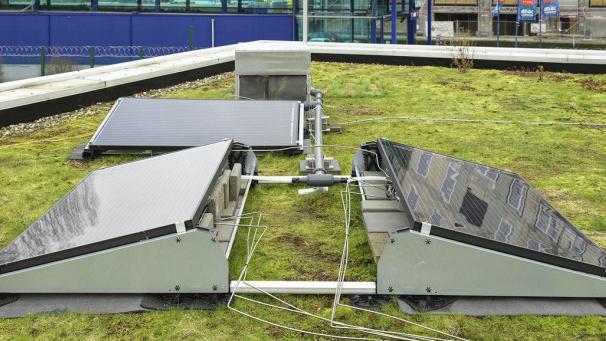 <p>Wasserstoffmodule auf dem begrünten Dach des Labors von Fluxys in Anderlecht.</p>