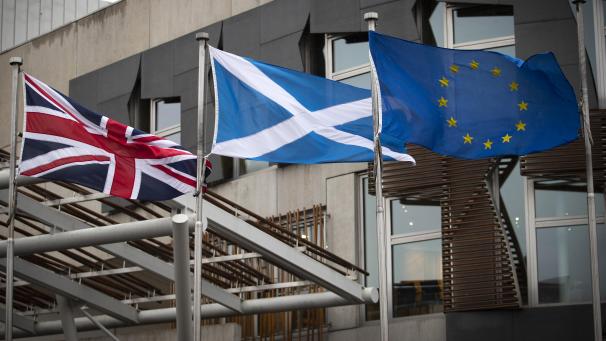 <p>Anfang Februar wehten noch die Union Jack Flagge, die Flagge Schottlands und die EU Flagge vor dem schottischen Parlament im Wind.</p>