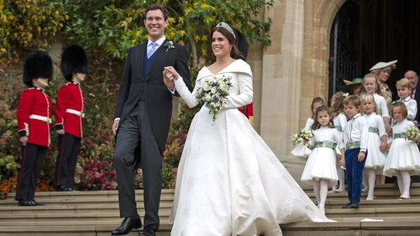 <p>Prinzessin Eugenie und ihr Ehemann Jack Brooksbank verlassen nach ihrer Hochzeit die St. George's Chapel in Schloss Windsor.</p>