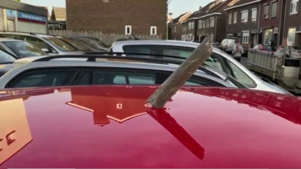 <p>Ein Trümmerteil des Flugzeugmotors steckt im Dach eines Pkws.</p>