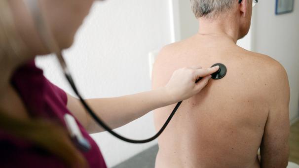 <p>Die Zahl der Menschen, die unter den Corona-Einschränkungen leiden, nehme zu, sagen Allgemeinmediziner.</p>